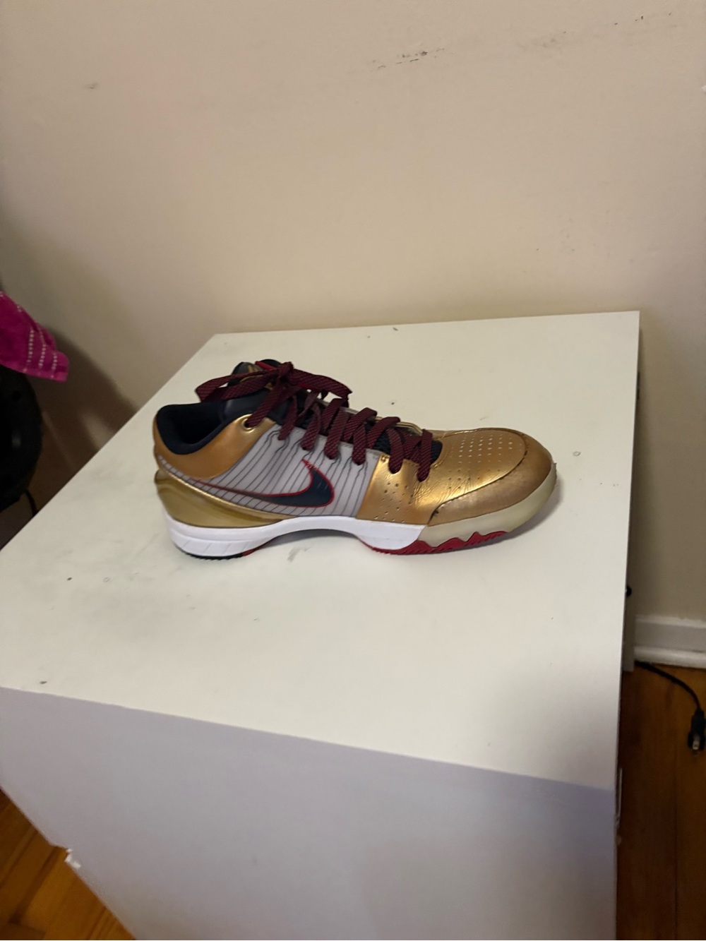 Nike Low-Top Sneaker in Gold, Burgundy and White